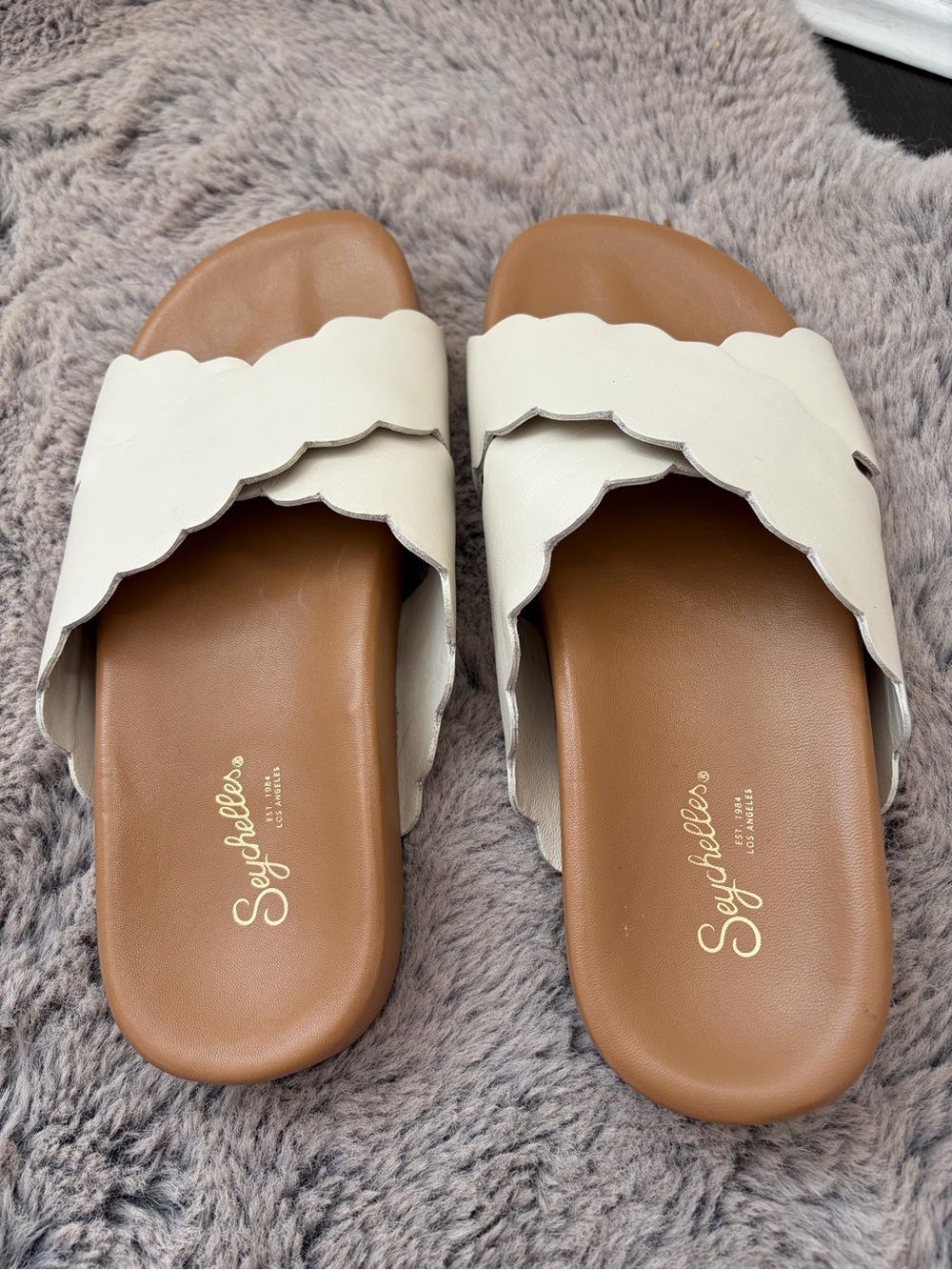 Seychelles Odie White Leather Scalloped Slide Sandals - Picture 3 of 6